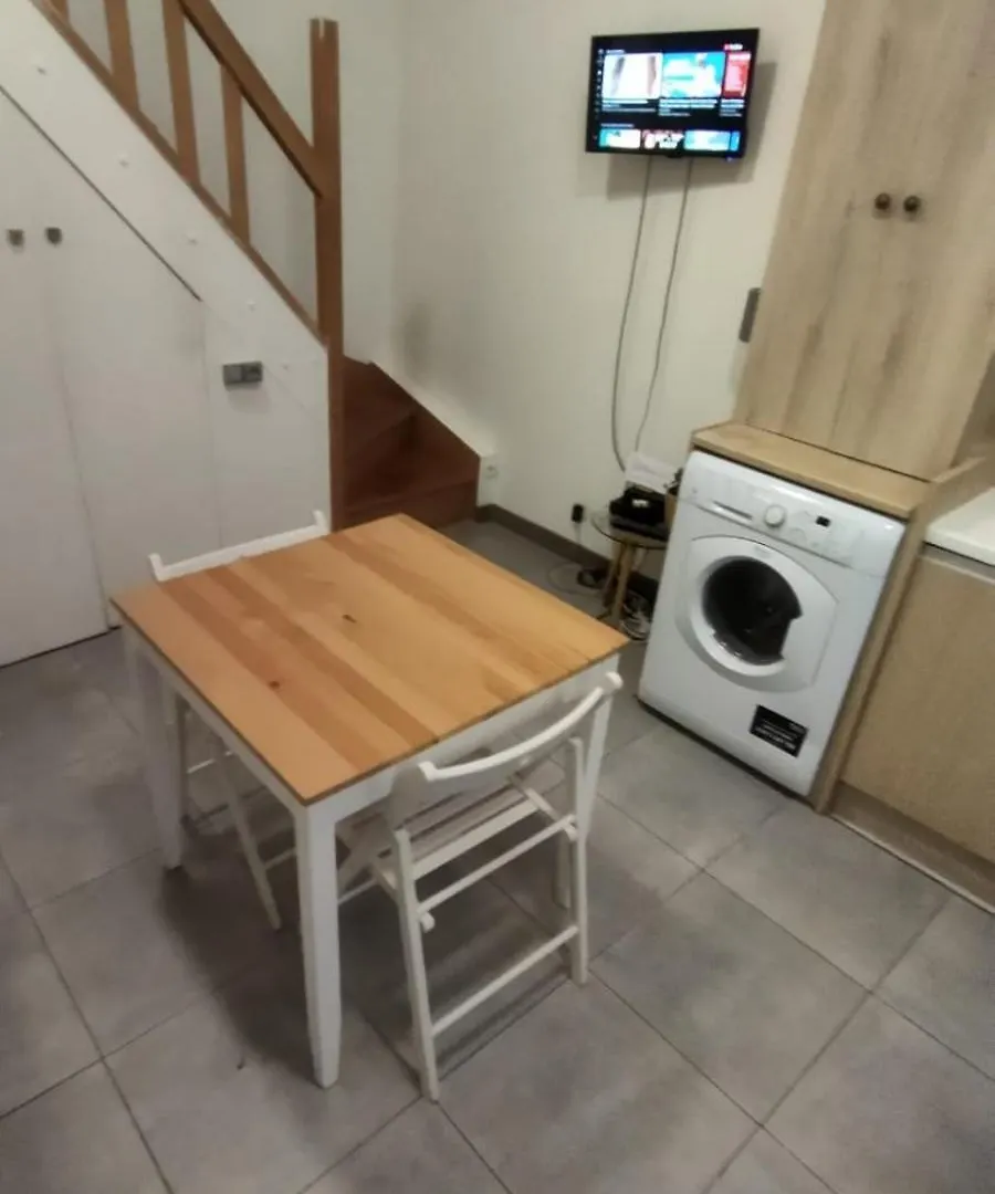 شقة باريس  في Le Marais Charm -Bright Studio With Elevated Sleeping Quarters